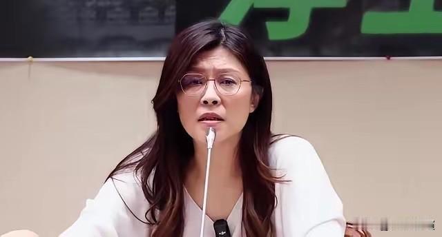 很多人以为，郑丽文上半年赴京是为了给两岸带回和平的橄榄枝。

别再被蒙了！郑丽文