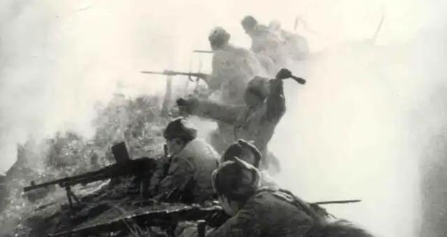 1951年，一群志愿军在撤退时，猛然发现眼前狭隘的山谷中，竟出现了成千上万个美军