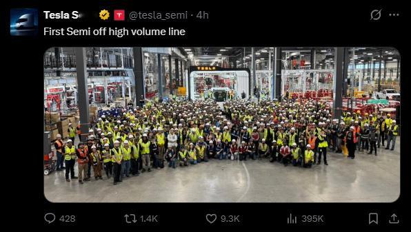 特斯拉Semi首辆量产车下线还记得特斯拉这个纯电大卡车吗特斯拉官方今日宣布，首辆