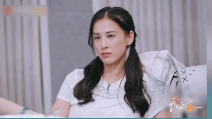 父母希望黄圣依有正常的婚姻关系 黄圣依在《再见爱人》采访环节表示，自己这些年自己