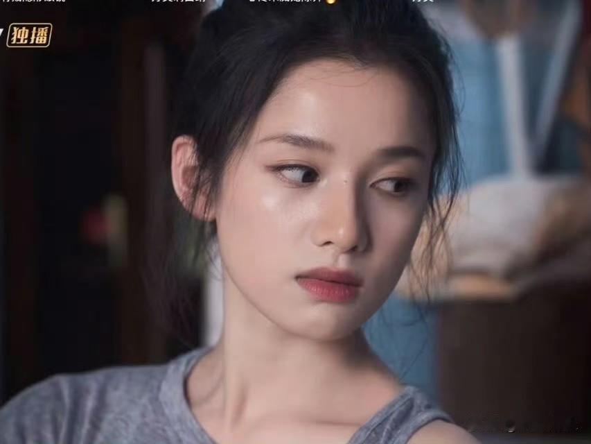 这个妆是怎么画出来的 ？这么清透，有光泽。
这个颧骨和额头上的高光怎么能这么好看