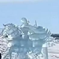 最美冰雕：娇龙踏雪。冰雕虽会消融，可娇龙的风采，早已在百姓心间立起一座不朽丰碑！