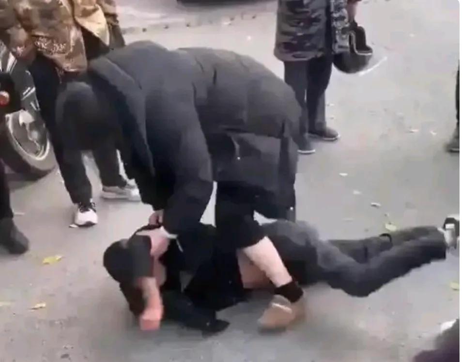 看到“白衣女子一边占据上风一边大喊救命”，就想到之前的一则报道:路边女子边踢老公