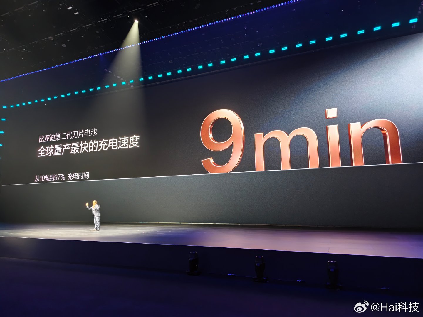 一把加油枪的翻台率是一把公共充电枪的十倍，现在公共充电桩电网功率的利用率只有5.