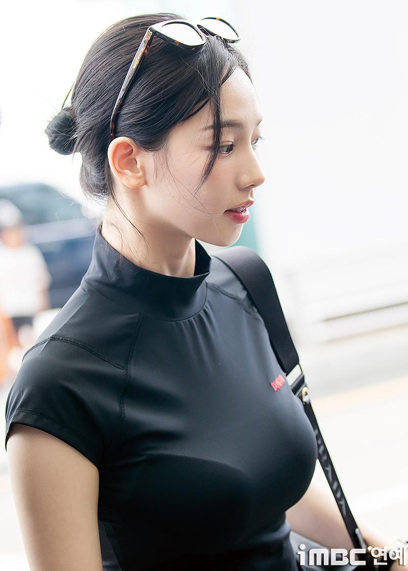 柳智敏机场新闻图，Karina名品身材 ​​​