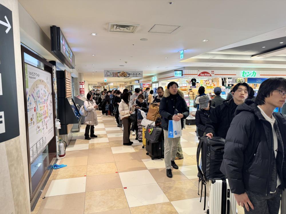 刚刚得知一个消息，
 
差点惊掉了下巴，
 
这批还赖在日本不走的滞留客，
 