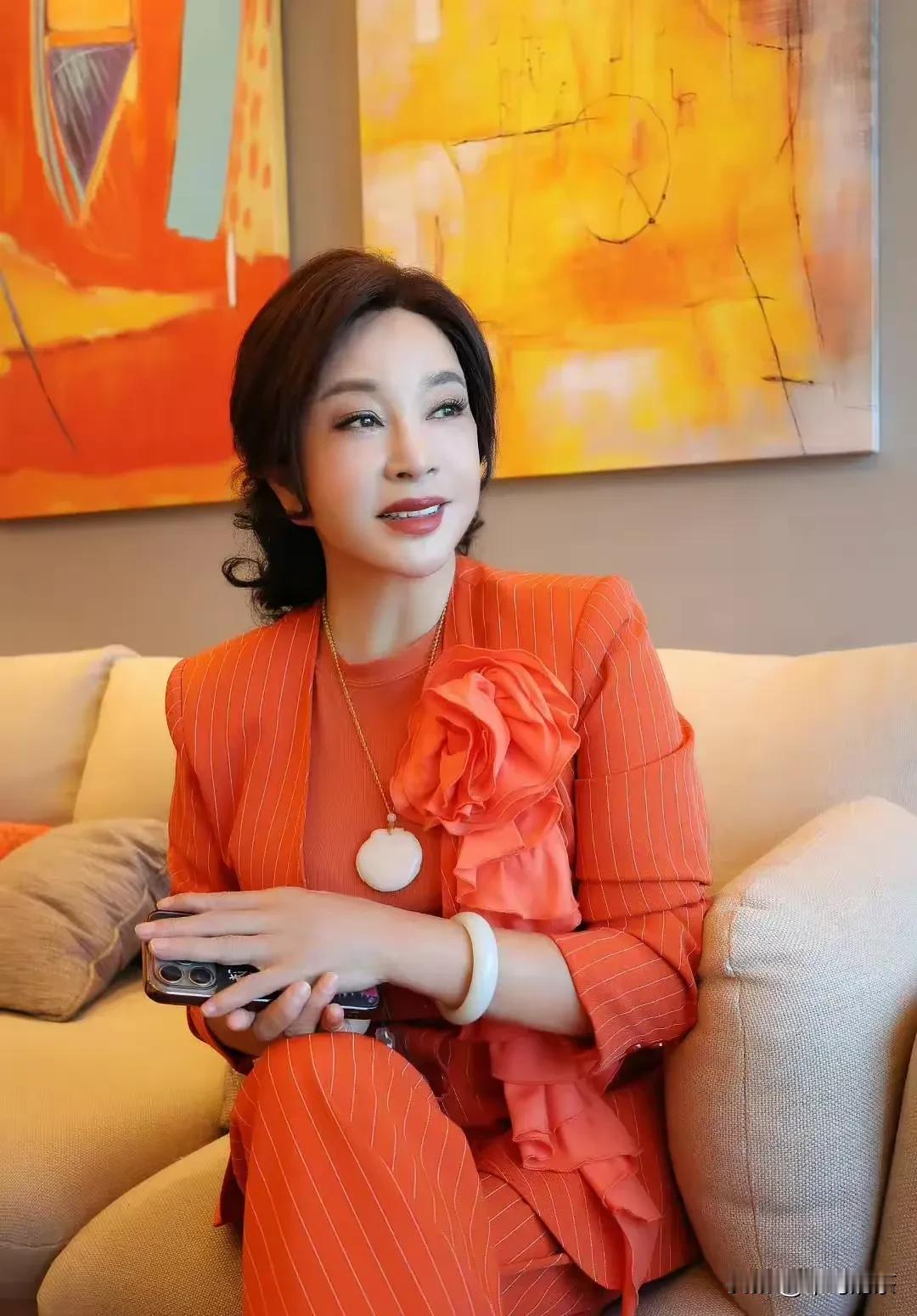 刘晓庆暧昧语音被曝光。

1.  13年与第4任丈夫王晓玉结婚，比刘晓庆大9岁。