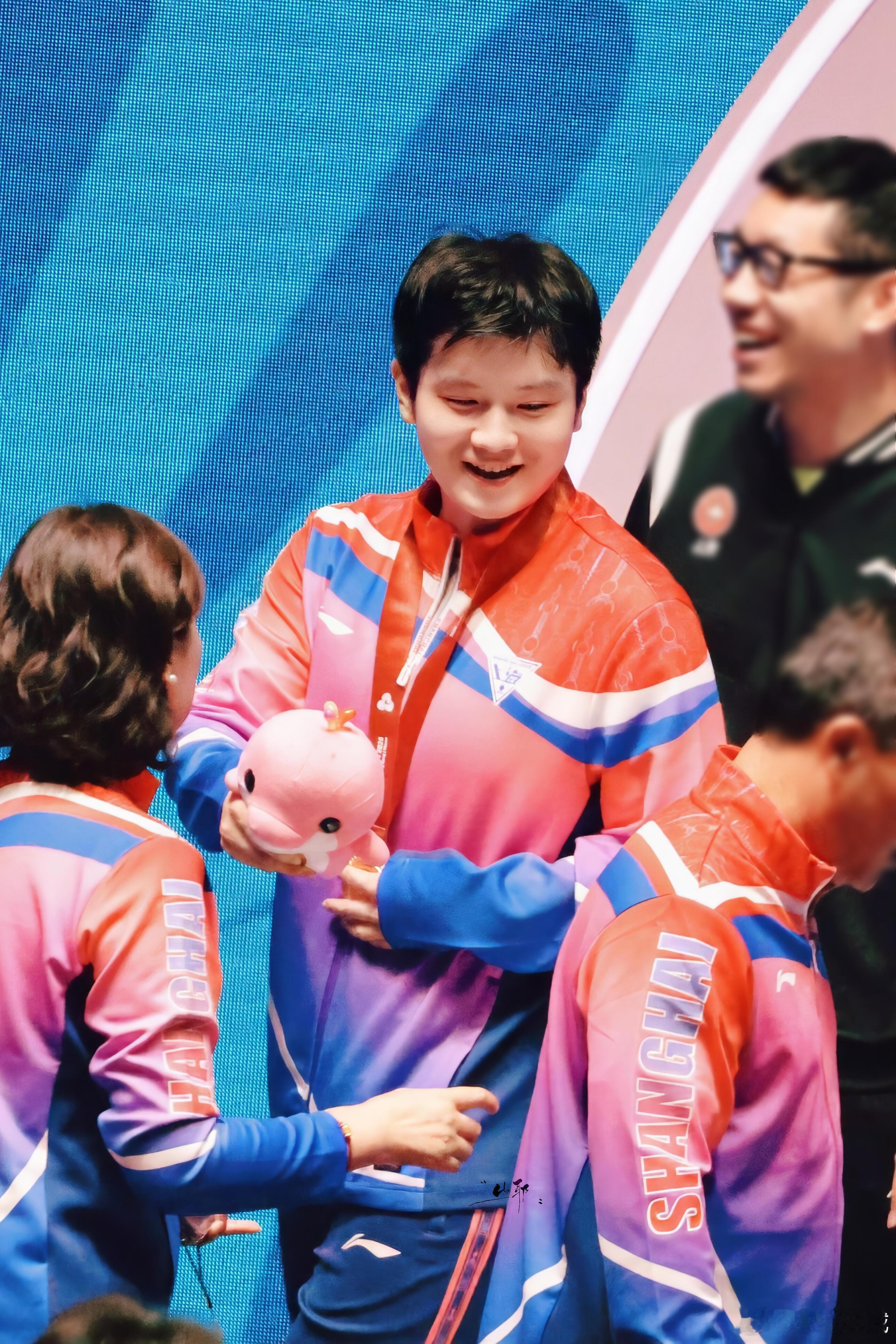 拿金牌真是好幸福呀大金牌是振东最好的首饰cr：水印 