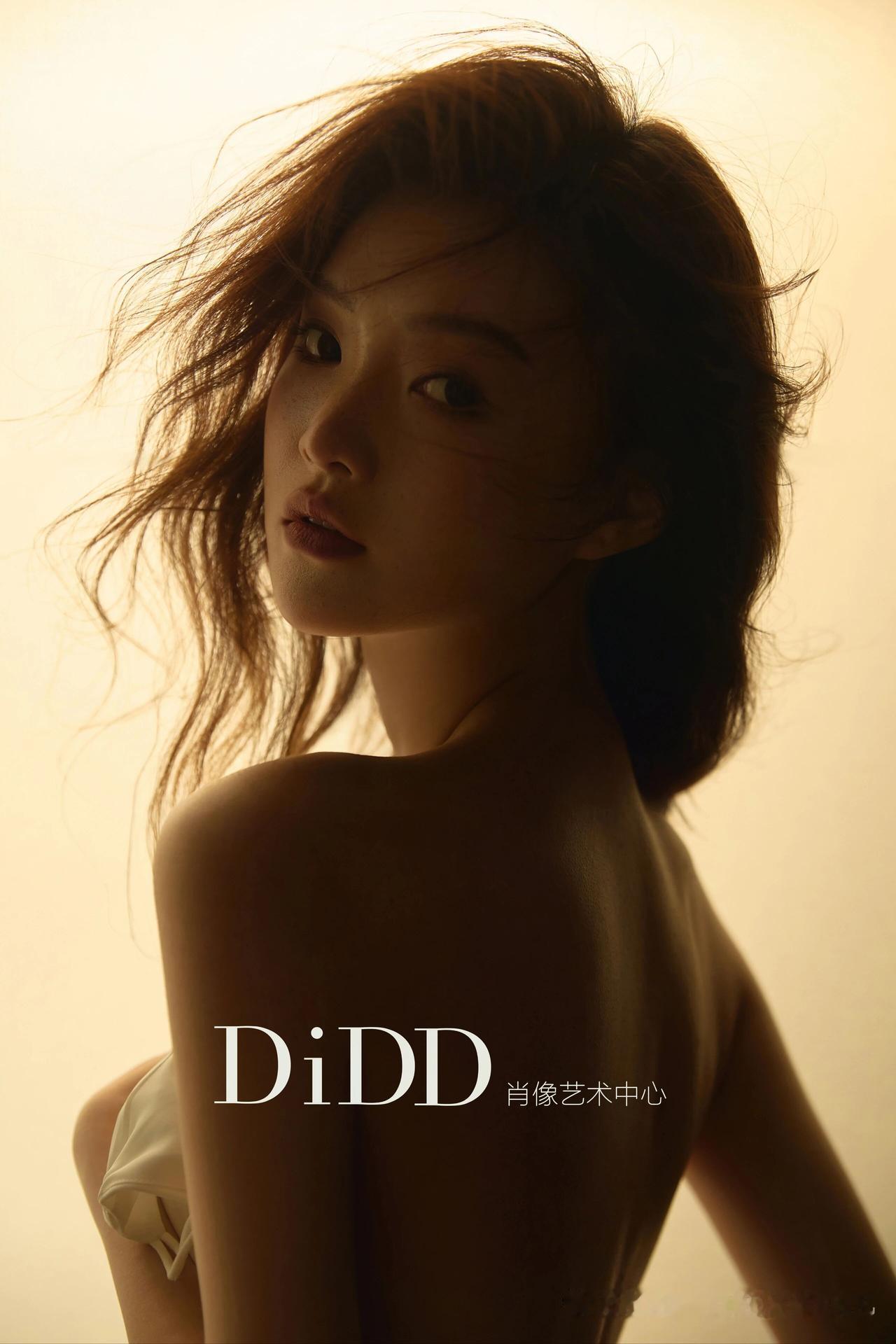 这位美女侧身照真有艺术感。