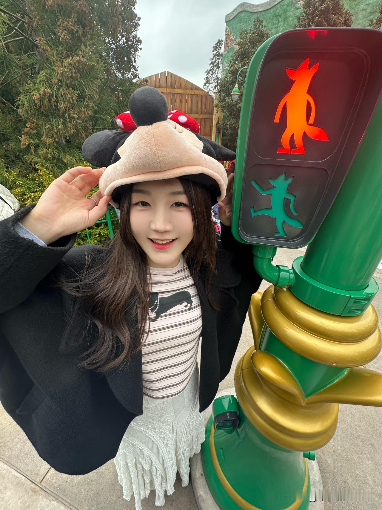 3月17日，陈梦更新日常生活动态，并配文“十分快乐的一天”。

原来大梦是去上海