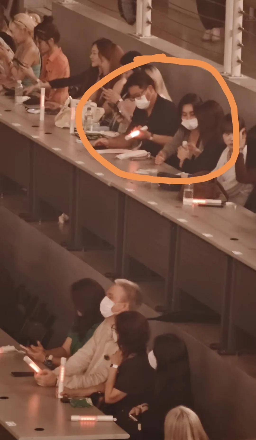 这是不是安乾镐的父母和姐姐呀？
在一个姐妹发的live图里面发现的 感觉跟第一场