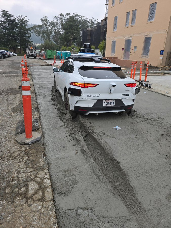 Waymo Robotaxi自动驾驶出租车陷进湿水泥里了被人拍照发出来了。这明显