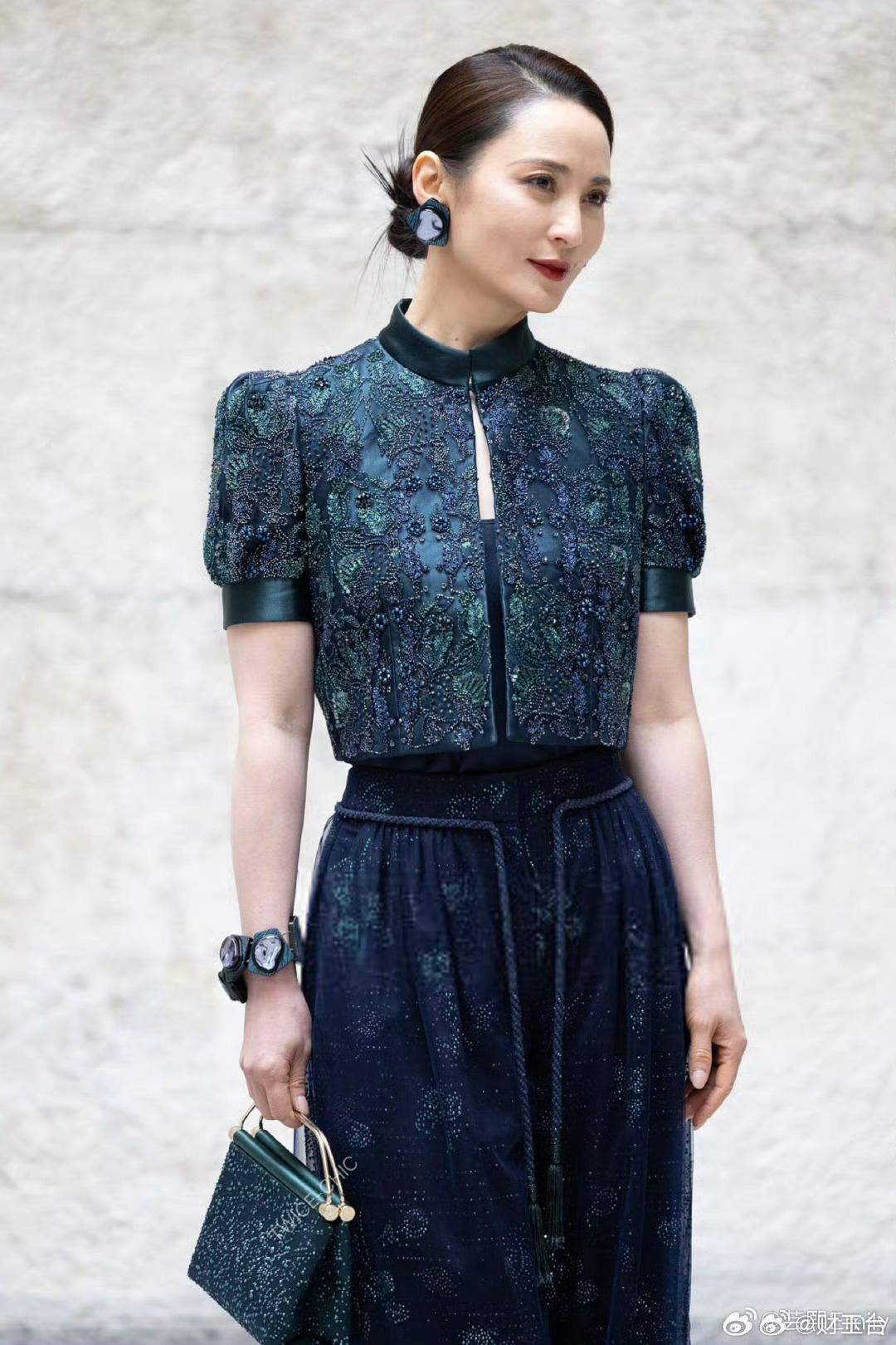 蒋勤勤五十岁状态 这组米兰街头的生图，才是50岁女性最高级的打开方式！没有刻意追