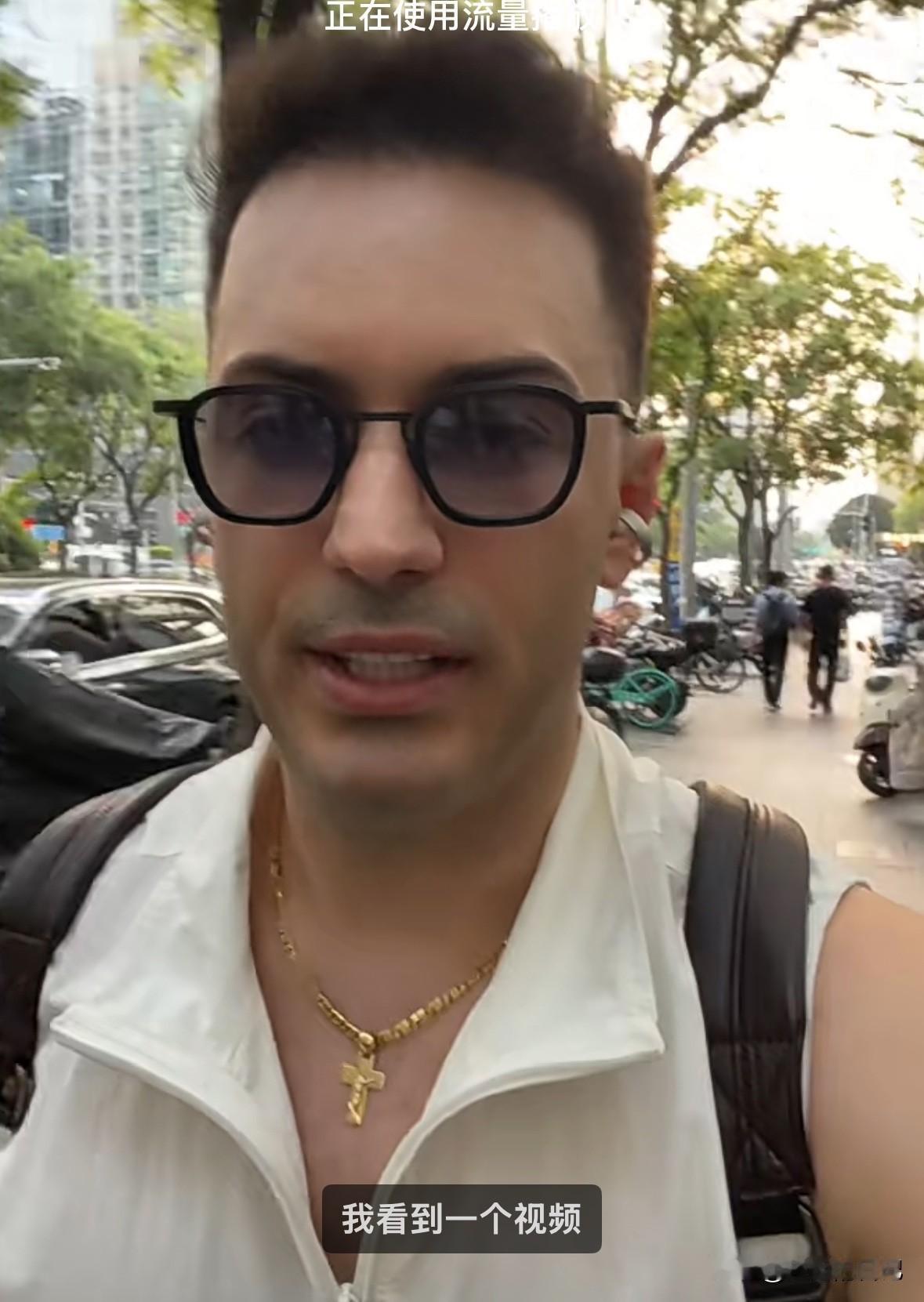 罗兰多终于站出来说明白为啥小宝去北京上学了，他说“于文红说的都是假话”。
罗兰多