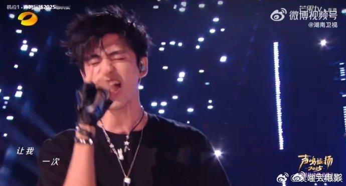 张卓尔让我一次爱个够唱跪了声鸣远扬 张卓尔的演唱太稳了！高难度歌曲轻松hold住