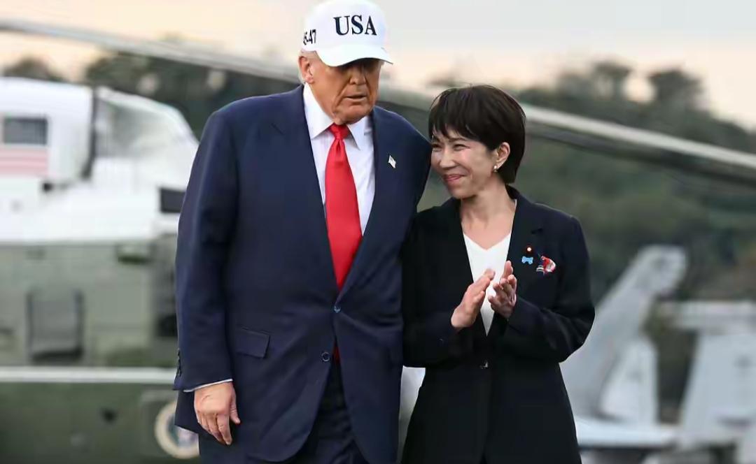 我有些质疑当初的说法了，不是说选了一个强硬的首相吗，为何骨头如此软弱？

特朗普