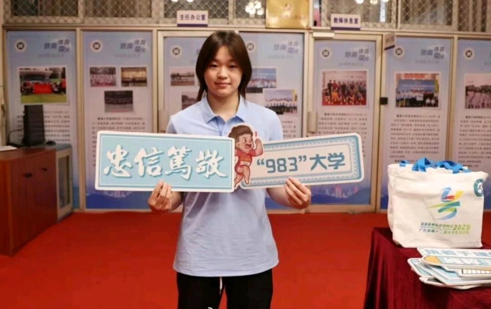 全红婵读大学后
竟被传退役、发福？
太离谱！
一张开学典礼照片，就让网友质疑她不