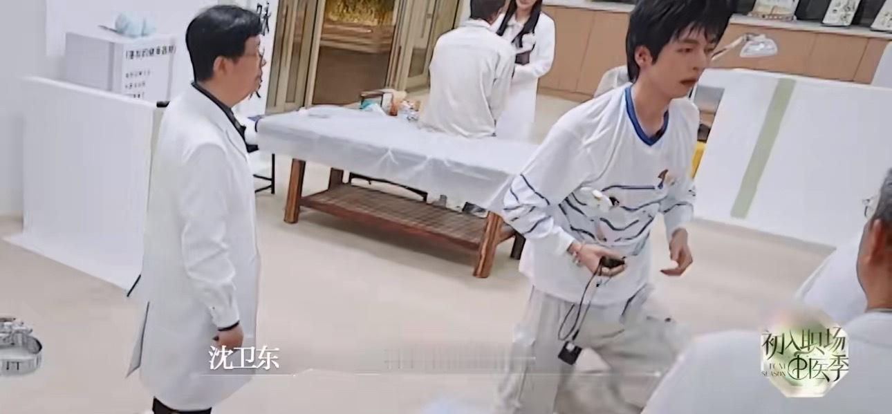 文韬针灸效果立竿见影 这也太神奇了吧！文韬接受中医专家沈卫东的针灸治疗后，强直性