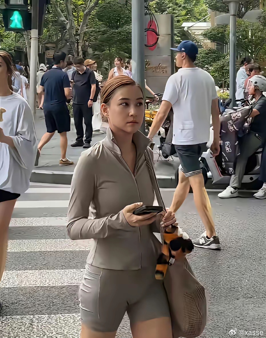 在上海街头看到何超莲。瘦瘦小小的。 