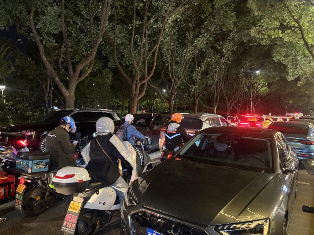 鄞州区南高教园区的宁理坊夜市（含商业街和云创夜市）自10月上旬运营以来迅速走红，