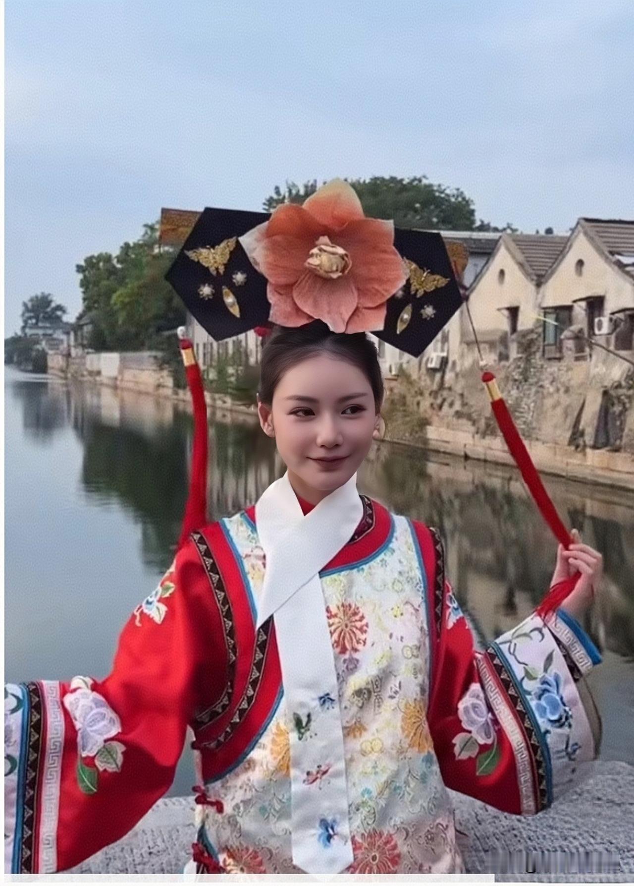 马筱梅身穿格格服饰
行走在北京的街头
说自己小时候
真的好爱看还珠格格
没想到长