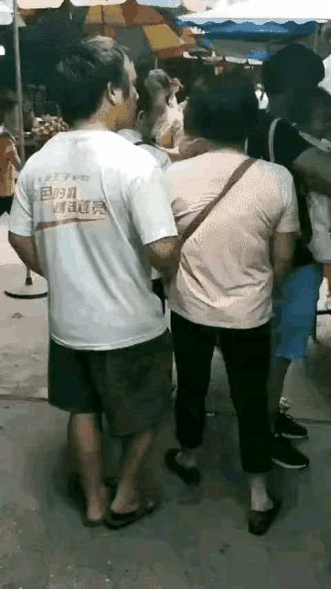 色狼在光天化日之下骚扰女性，连续的骚扰竟然没有一个出来制止他，这让他色胆包天。