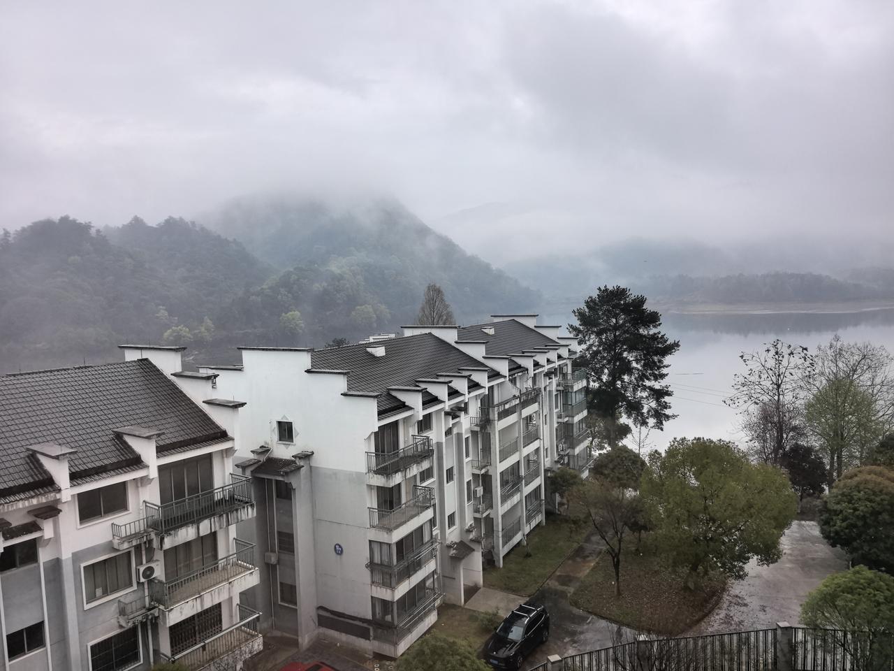 黄金岛，藏在皖南的湖光秘境。
风轻，水蓝，景绝。
把疲惫丢进湖里，把温柔留给自己