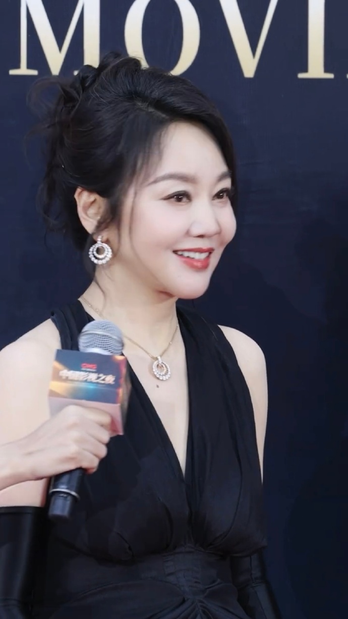 不敢想象闫妮已经55岁了闫妮黑裙完全妈咪 55岁的美貌，闫妮是来报恩的 