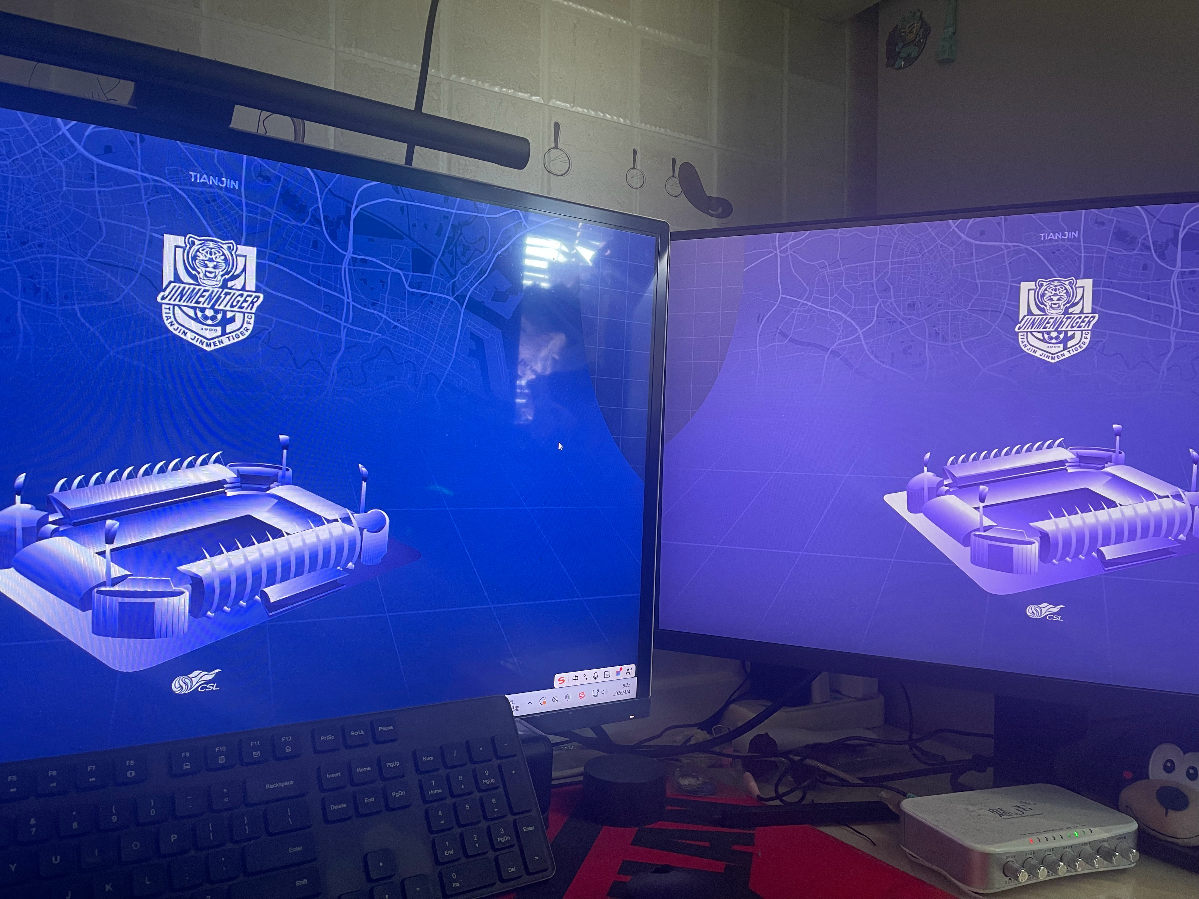 我说我平时看拿这个显示器看东西怪怪的呢同一个壁纸颜色，不同显示器产出品种。以前都