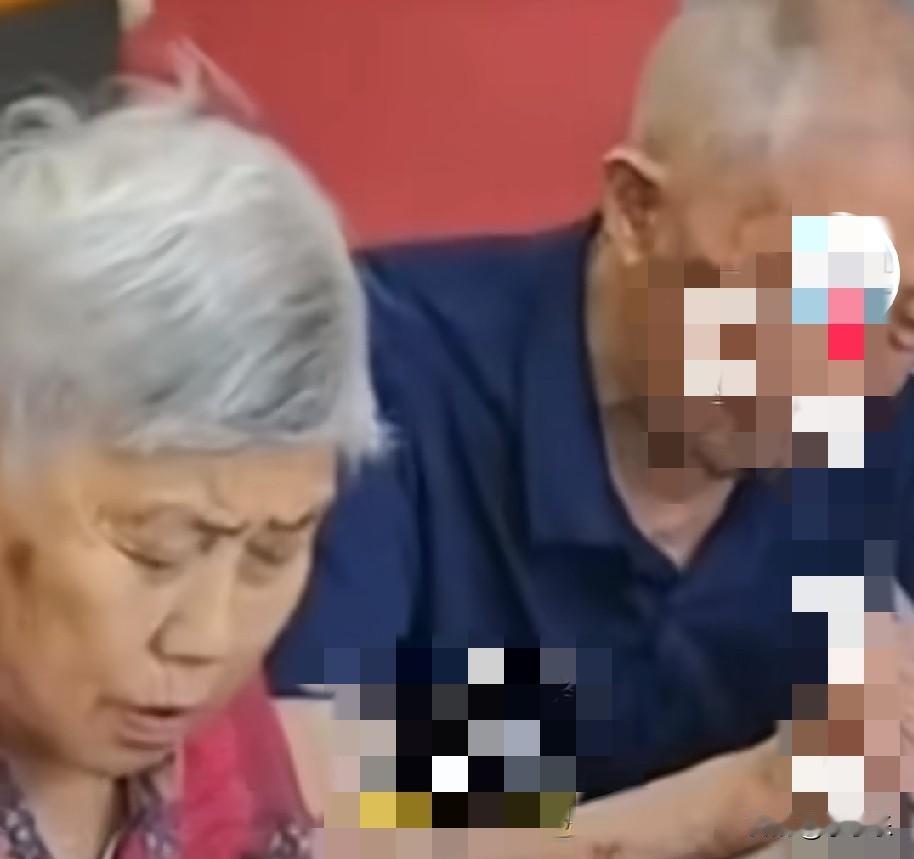 近日，湖北枣阳市婚姻登记中心迎来一对特殊的“新人”，94岁的艾玉仓和86岁的曾君