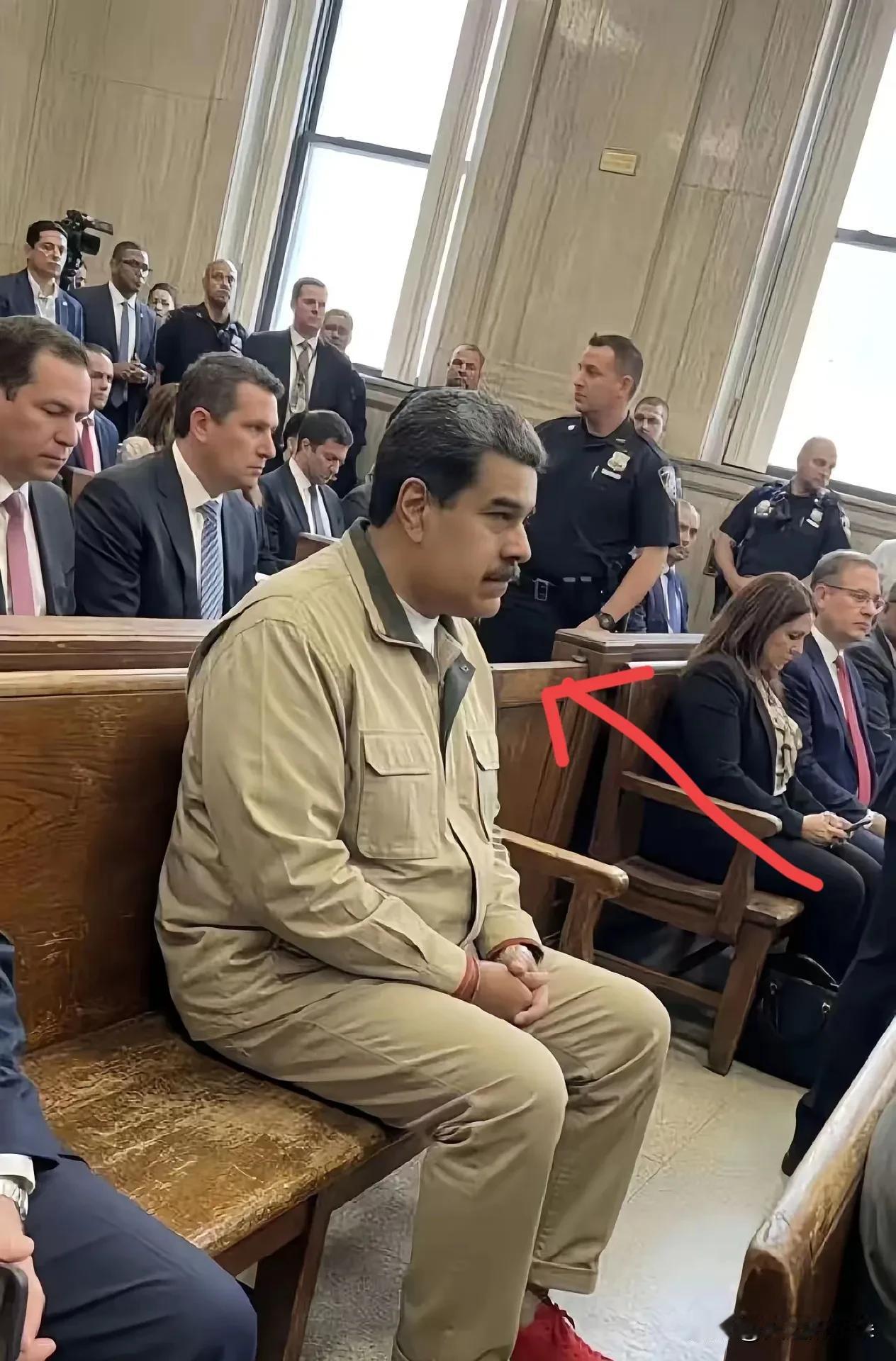 马杜罗这招“反客为主”，真绝了。

被老美通缉，不但不躲，反手雇了阿桑奇的御用律