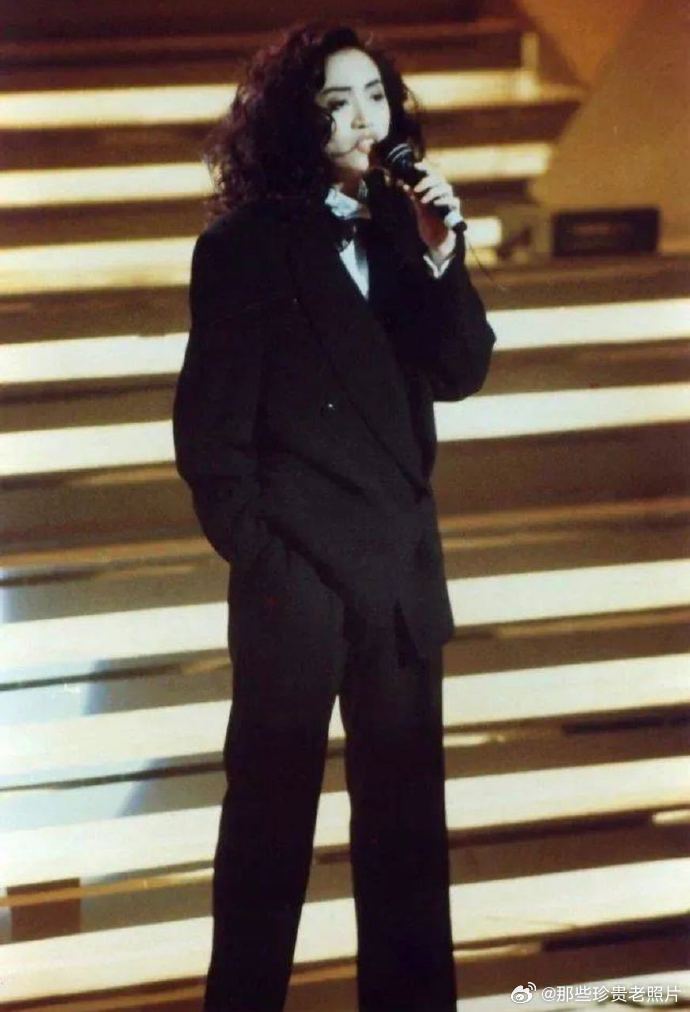 1992年 梅艳芳 新秀歌唱大赛嘉宾 一袭黑西装 