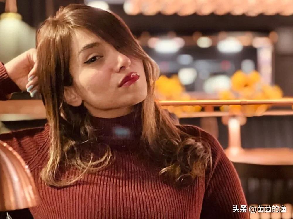 2026年了，当我们还在讨论AI能不能写诗的时候，地球的另一边，一个女人因为唱歌
