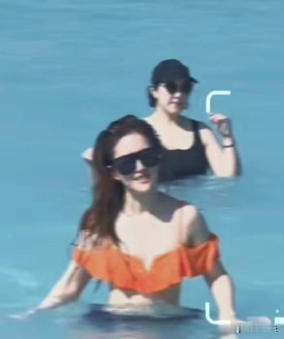 刘亦菲肉眼可见的瘦了啊，瘦的身材匀称刚刚好，不干瘪也不油腻，仿佛回到了十六七岁的