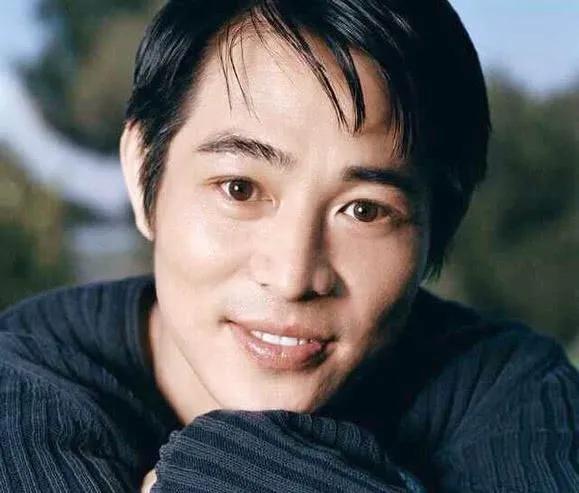 李连杰的容貌让人难辨真假！2024年伊始，李连杰又带着妻子女儿一同到尼泊尔修行！