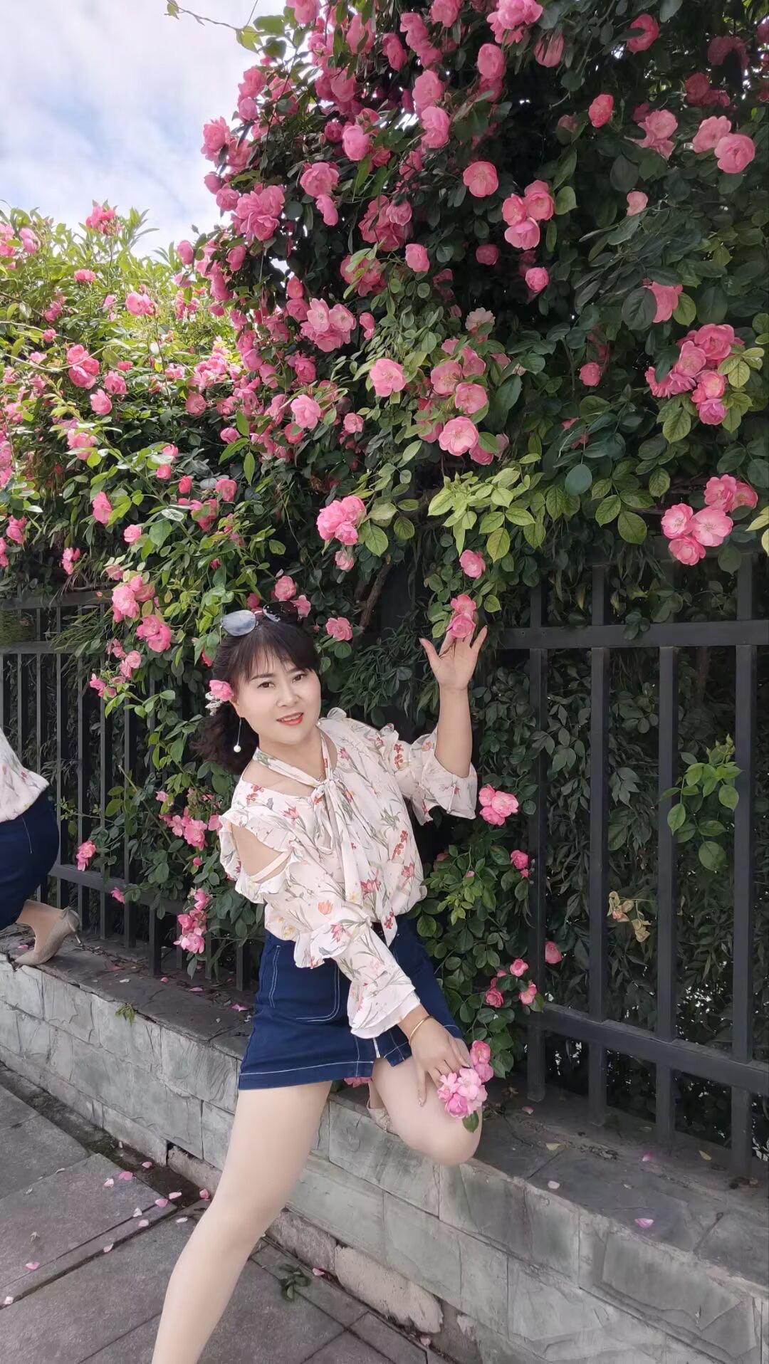 我们终究只是时间的过客，既是过客，又何必执着，珍惜所有的不期而遇，看淡...