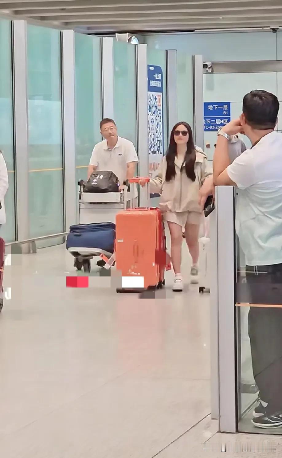 李湘给予女儿王诗龄的高品质生活引发了大众的关注。王诗龄所用的奢侈品，像特定款的L