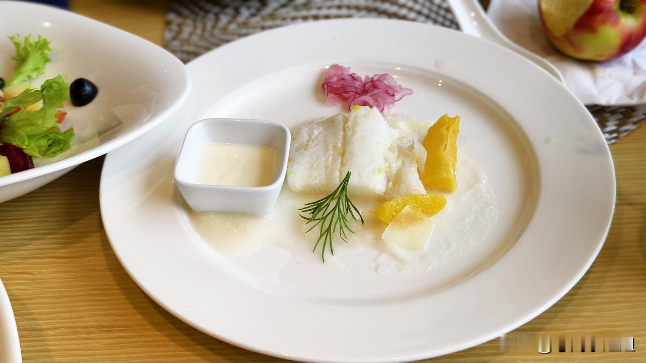 最主要的景点是科隆大教堂，这是世界十大教堂之一，而且能够入内参观。
我们在船上的