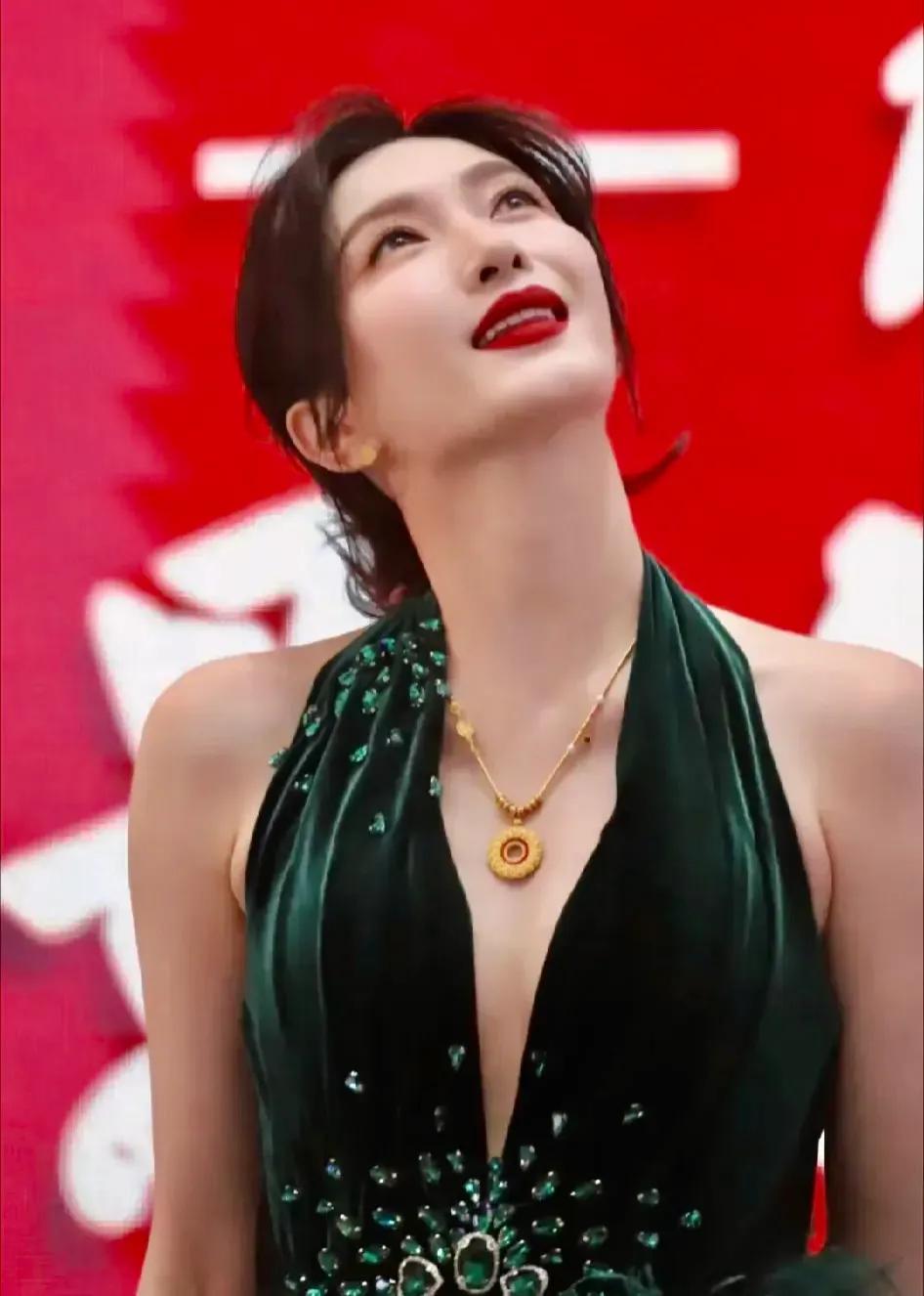 江疏影太漂亮了[送心][送心][送心]
这么光彩照人、魅力无限的女人居然不要，不