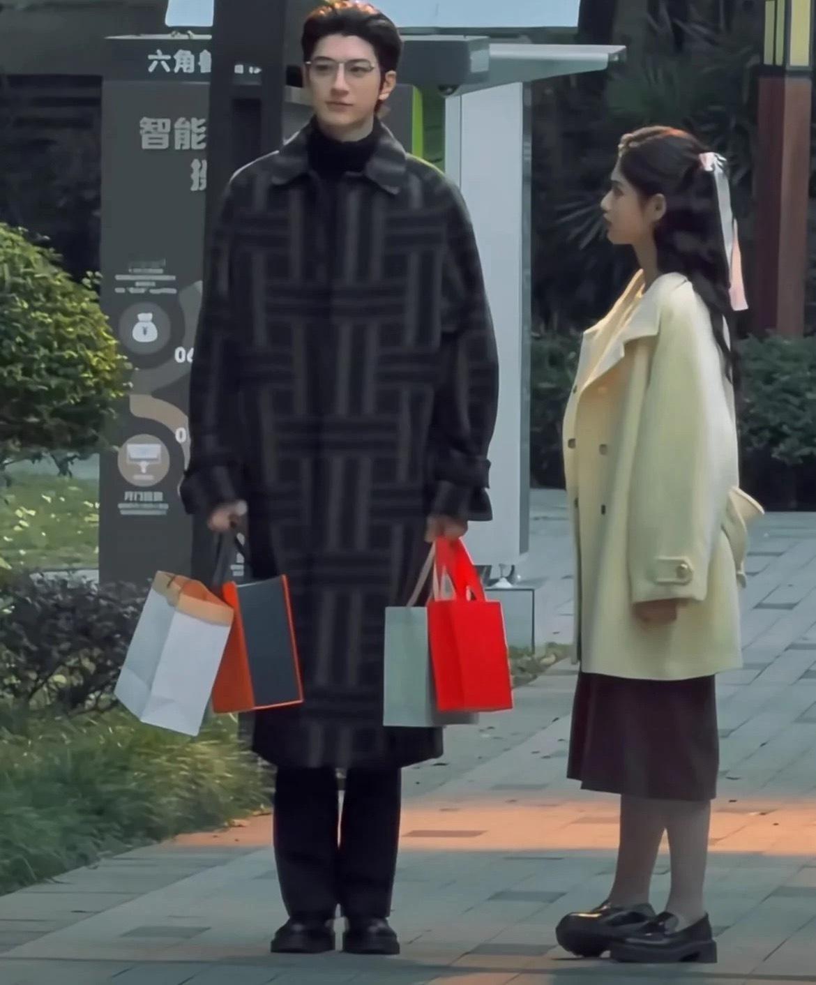 现偶拍出一种很诡异的杨过郭襄和雕即视感cp感是没有的！只有杨大哥和襄儿即视感男女