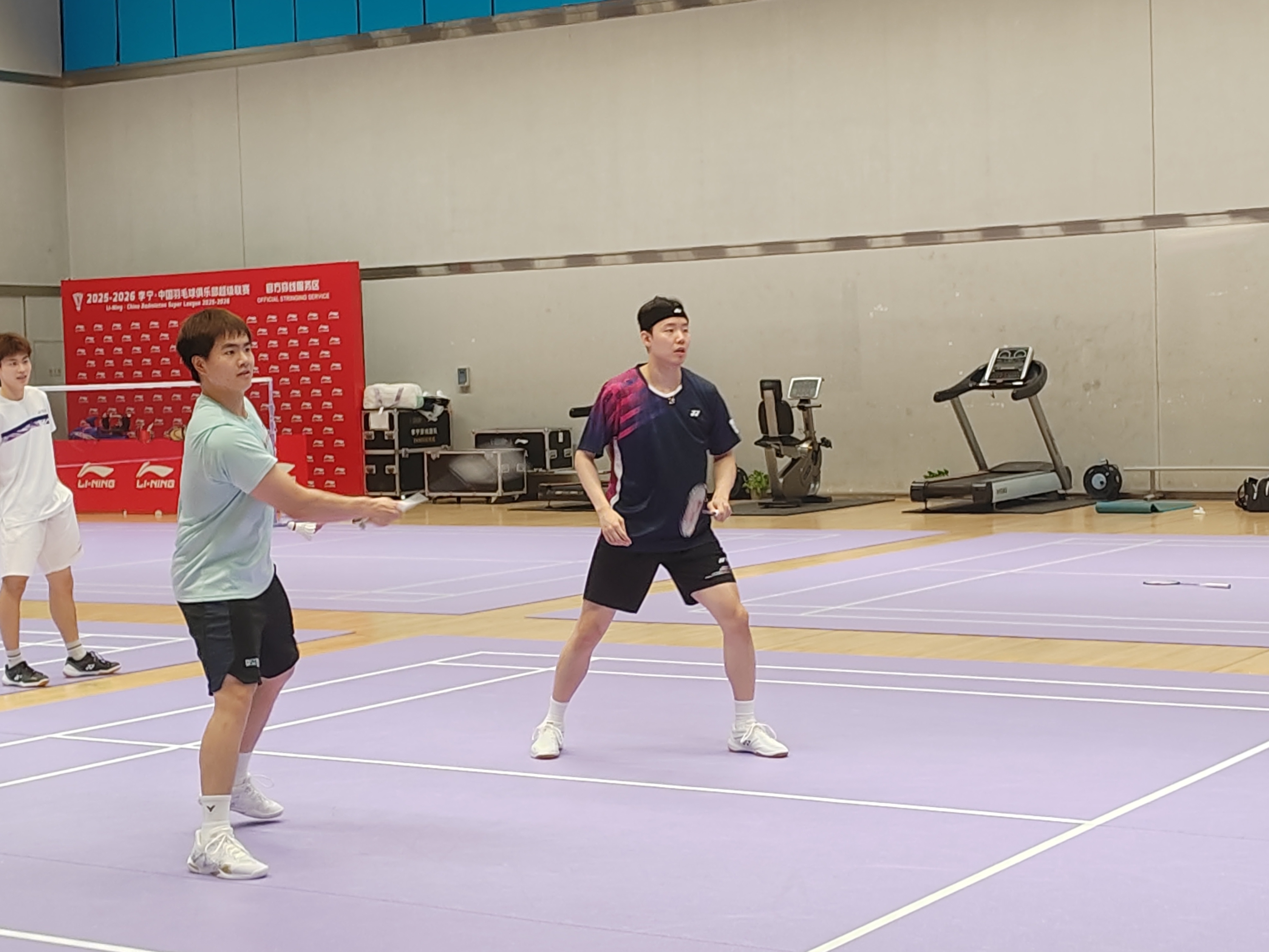 其实是小铿铿为了和小昶昶合练忍辱负重混入浙江竞体