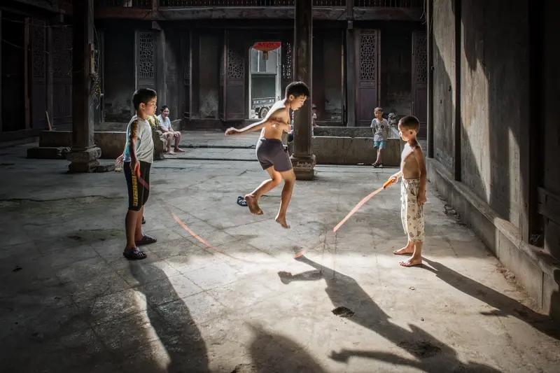 现在留在农村读书的学生，无非这几种情况：
1．留守儿童。父母都在外面打工，爷爷奶