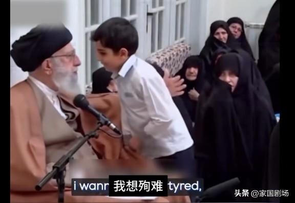 哈梅内伊向一个男孩讲述，什么是殉难。
     伊朗最高领袖哈梅内伊于2月28日