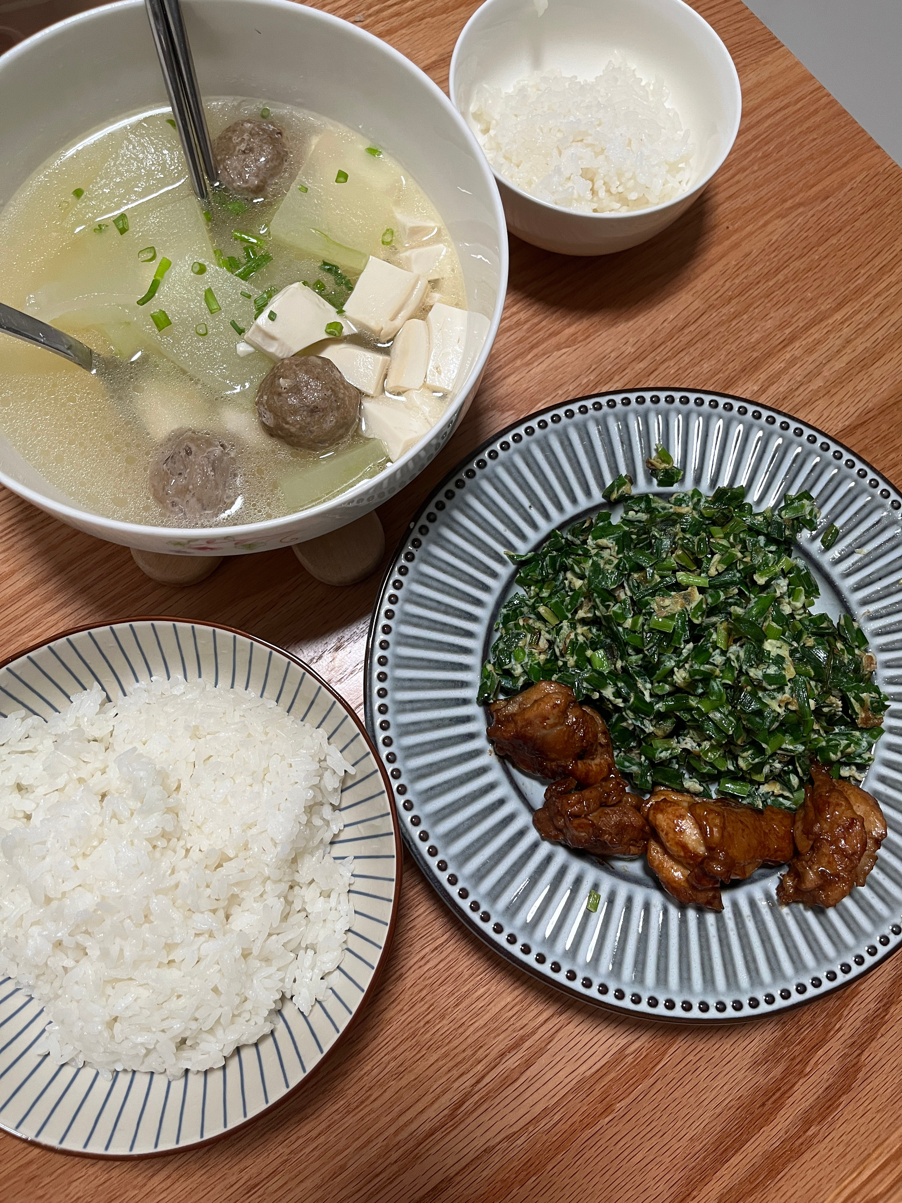 昨晚二人食。解决没吃完的冬瓜和豆腐。韭菜鸡蛋➕鸡腿扒。图四是我的早餐，除了杂粮饭
