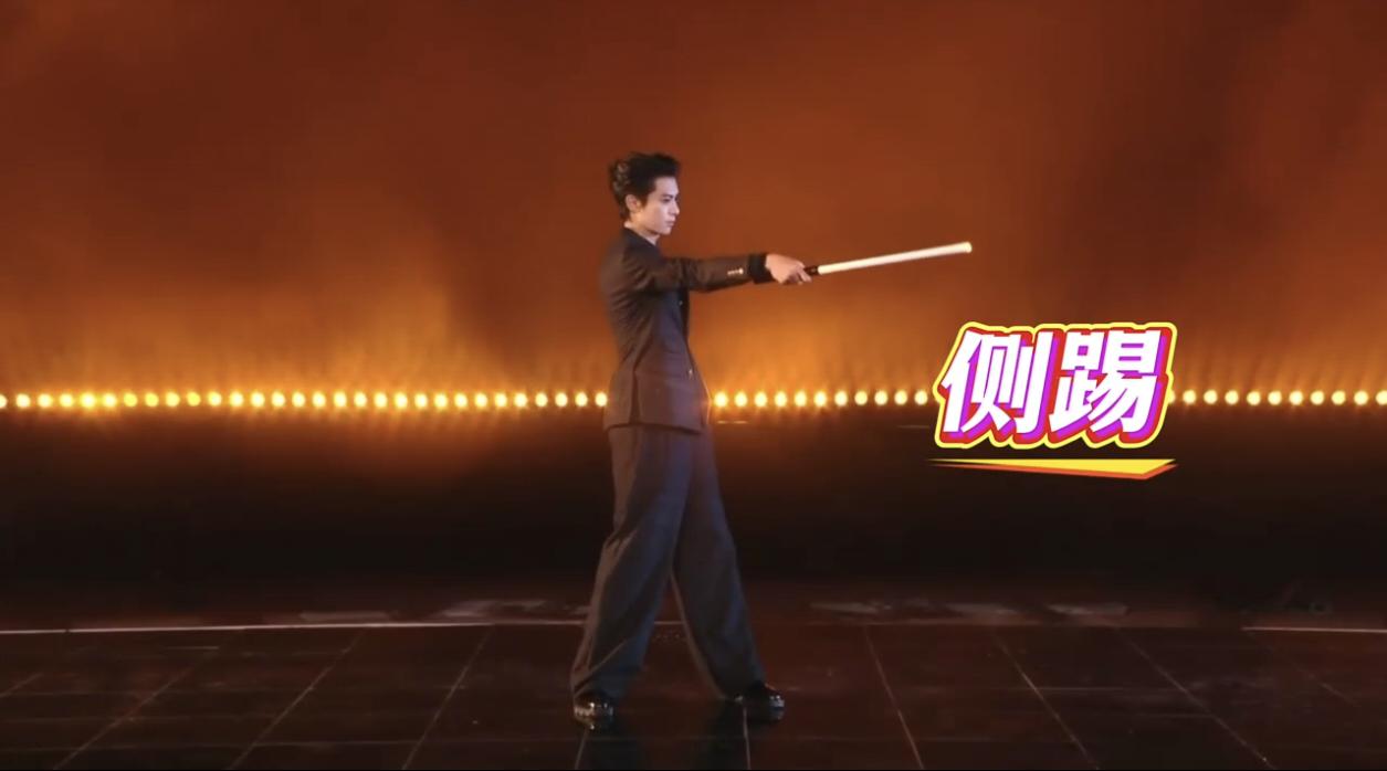 我的天，智元这也太强了吧！在跨年晚会上与王心凌跳舞，动作这么复杂还这么稳，简直不