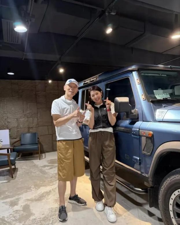 葛优又买了一辆车，这次买的还是硬派越野车，价值约90万的英力士掷弹兵硬派越野车。