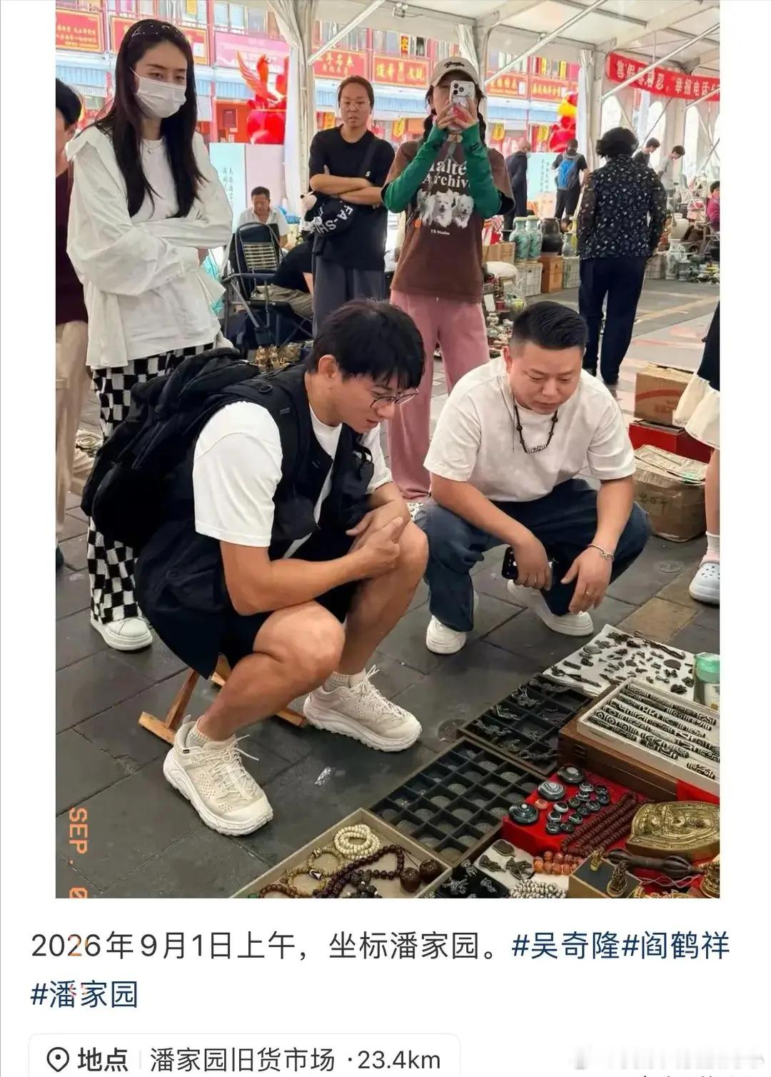 55岁吴奇隆保养太好，独自一人逛潘家园，近照看起来像三十岁出头 ​​​