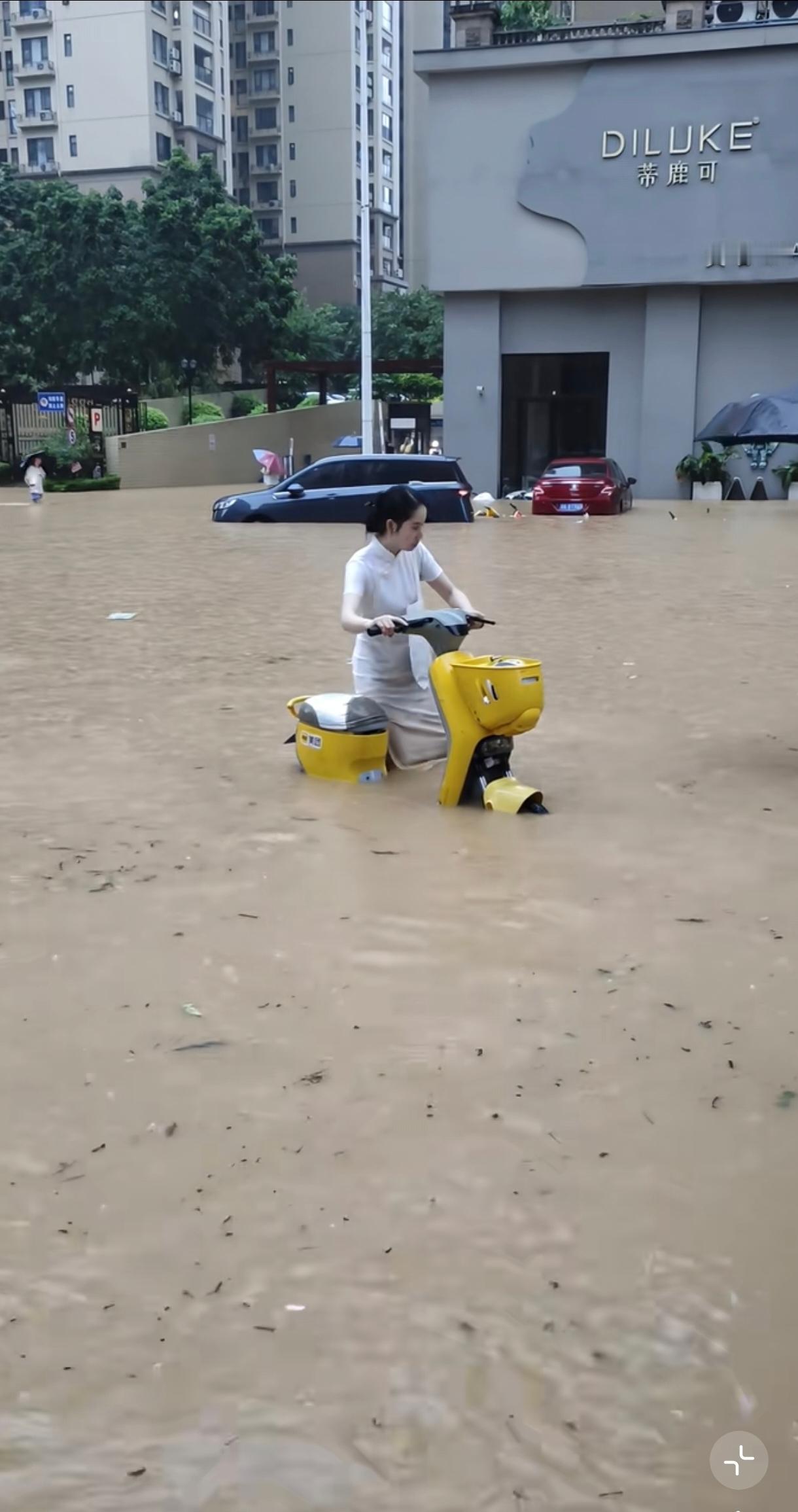 这不是冒险，也许人家也想回家的啊。水深及腰，还这么优雅。实话实说，胆大，这种浑水