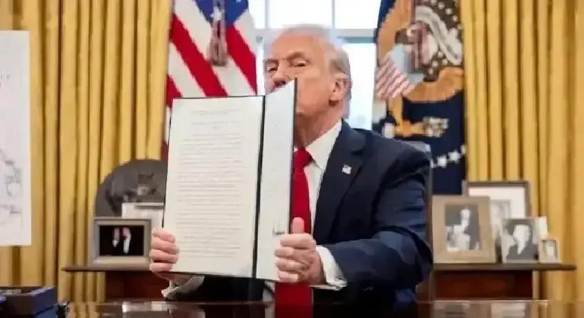 果不其然。

美国白宫国家经济委员会主任凯文·哈西特突然宣布了：若最高法院裁决不