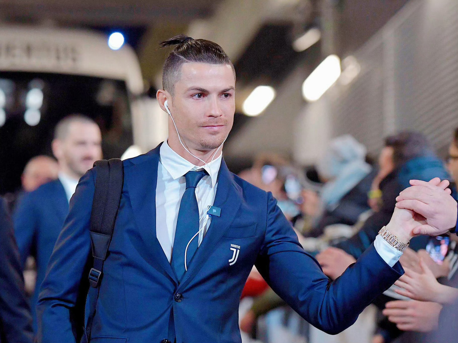 有线耳机爆火原因 足坛最有钱的亿万富罗一直都用的有线耳机不多说了 …… 